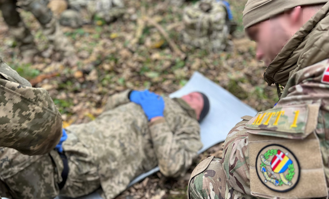 Soldater træner taktisk sanitet