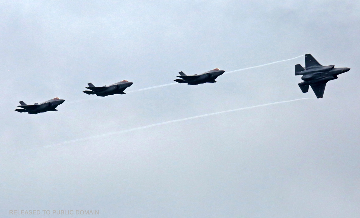 Her ses alle fire danske F-35 kampfly i forbindelse med anflyvning til Flyvestation Skrydstrup.