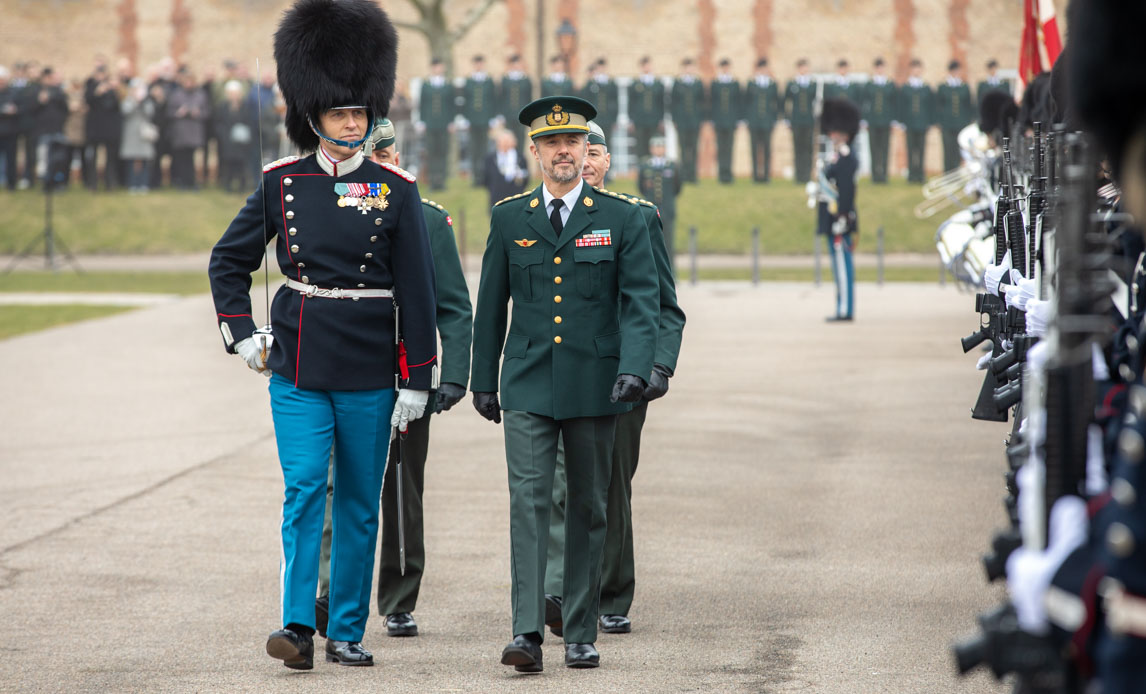 Det var en glad, stolt, rørt og også lidt nervøs garder Rasmus Boy Bedsted, der i dag som den første modtog Hans Majestæt Kongens Ur. Uret blev overrakt af Kongen ved en parade på Livgardens Kaserne på Gothersgade.