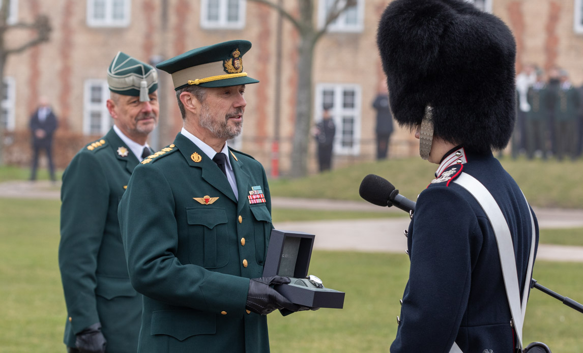 Det var en glad, stolt, rørt og også lidt nervøs garder Rasmus Boy Bedsted, der i dag som den første modtog Hans Majestæt Kongens Ur. Uret blev overrakt af Kongen ved en parade på Livgardens Kaserne på Gothersgade.