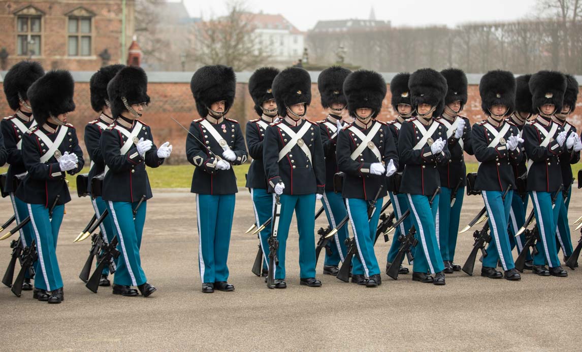 Det var en glad, stolt, rørt og også lidt nervøs garder Rasmus Boy Bedsted, der i dag som den første modtog Hans Majestæt Kongens Ur. Uret blev overrakt af Kongen ved en parade på Livgardens Kaserne på Gothersgade.