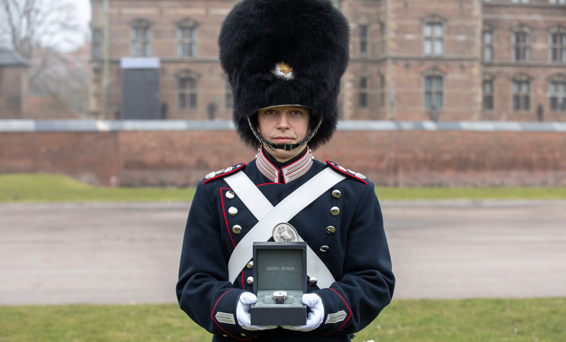 Det var en glad, stolt, rørt og også lidt nervøs garder Rasmus Boy Bedsted, der i dag som den første modtog Hans Majestæt Kongens Ur. Uret blev overrakt af Kongen ved en parade på Livgardens Kaserne på Gothersgade.