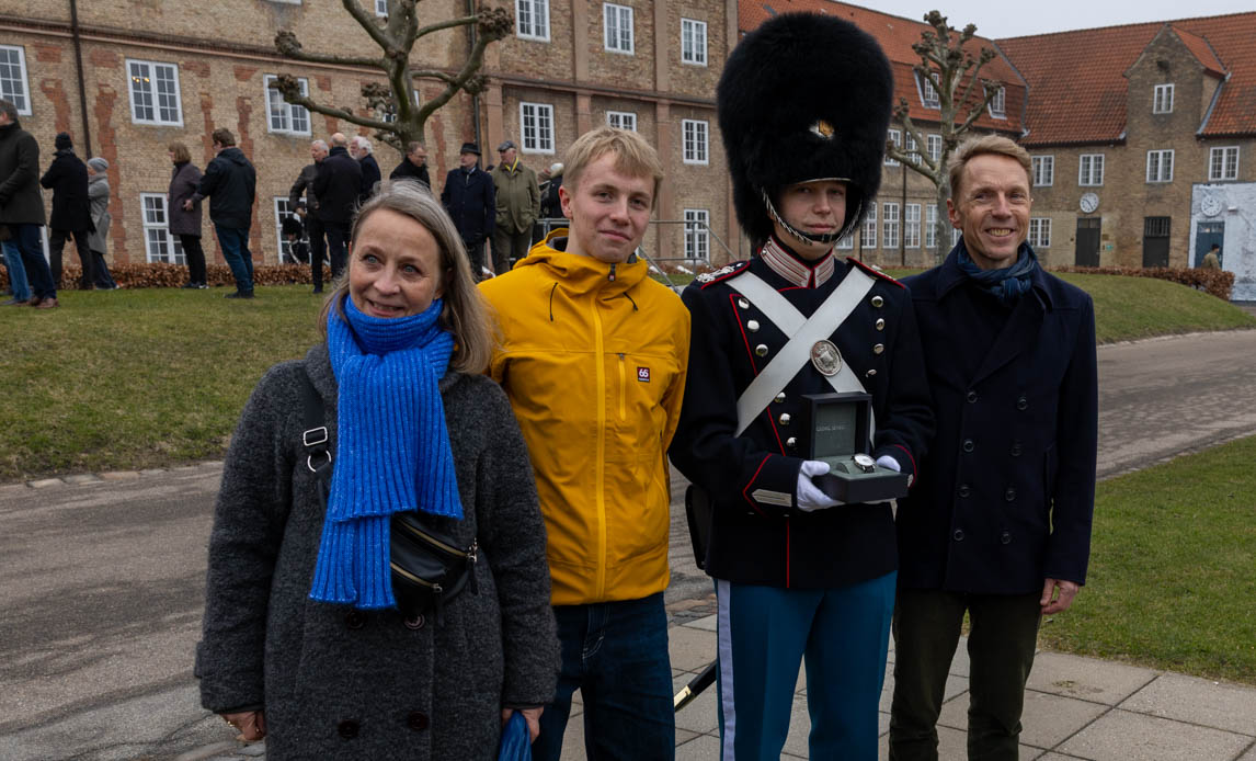 Det var en glad, stolt, rørt og også lidt nervøs garder Rasmus Boy Bedsted, der i dag som den første modtog Hans Majestæt Kongens Ur. Uret blev overrakt af Kongen ved en parade på Livgardens Kaserne på Gothersgade.