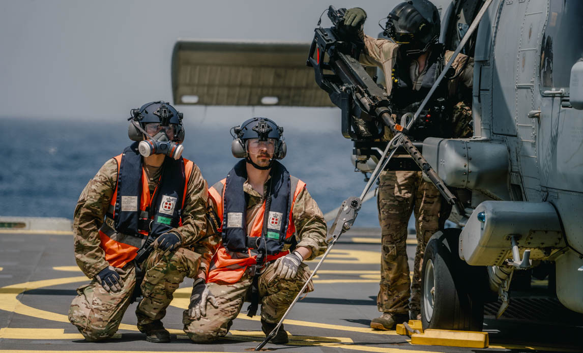 to søfolk på helikopterdæk på fregat