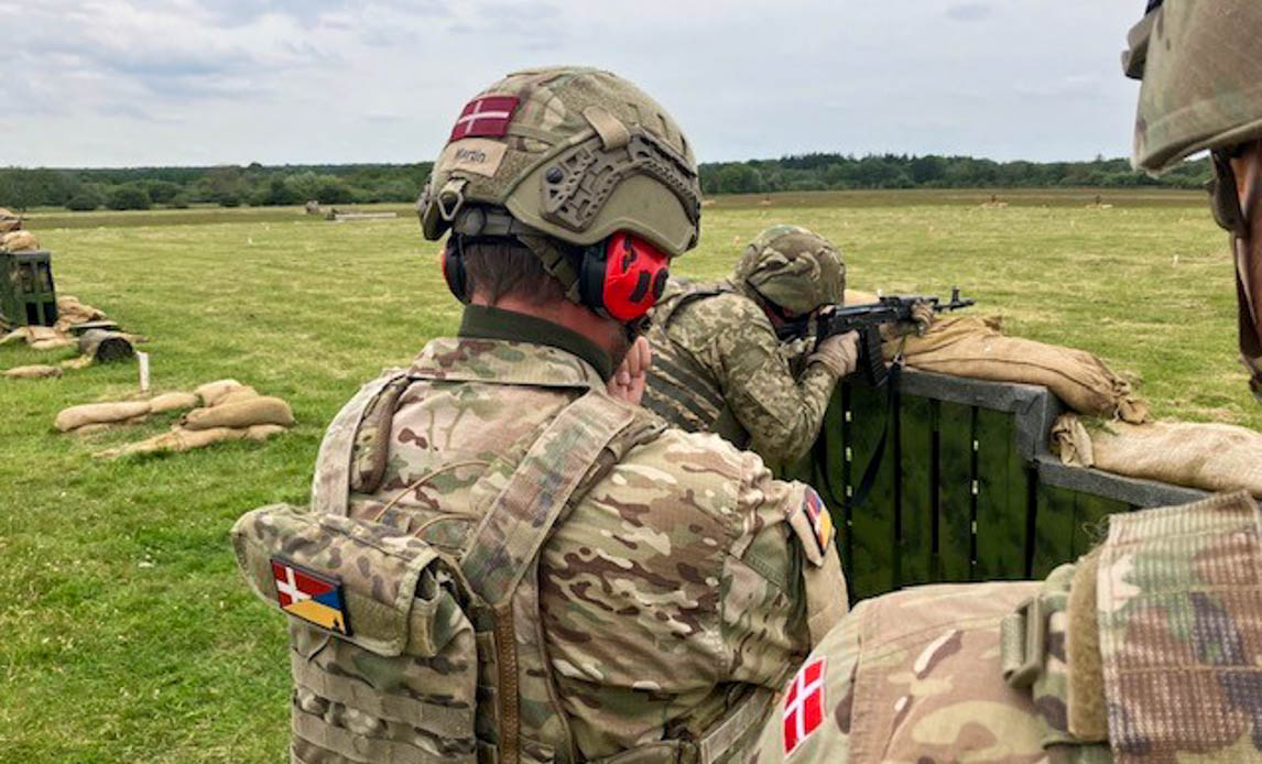 Ukrainske rekrutter på skydebanen i Storbritannien