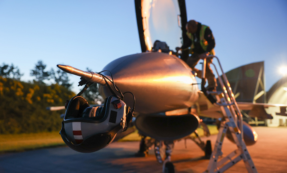 Et af de danske F-16 fly gøres klar før afgang fra Flyvestation Skrydstrup.