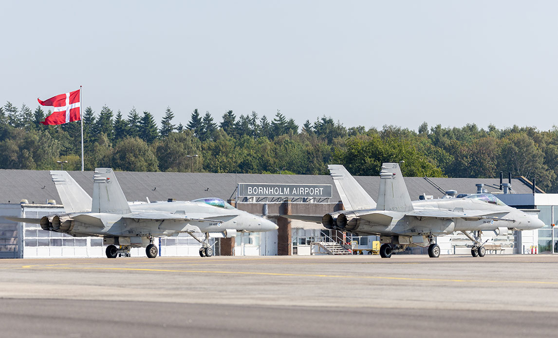 To finske F-18 kampfly på Bornholm.