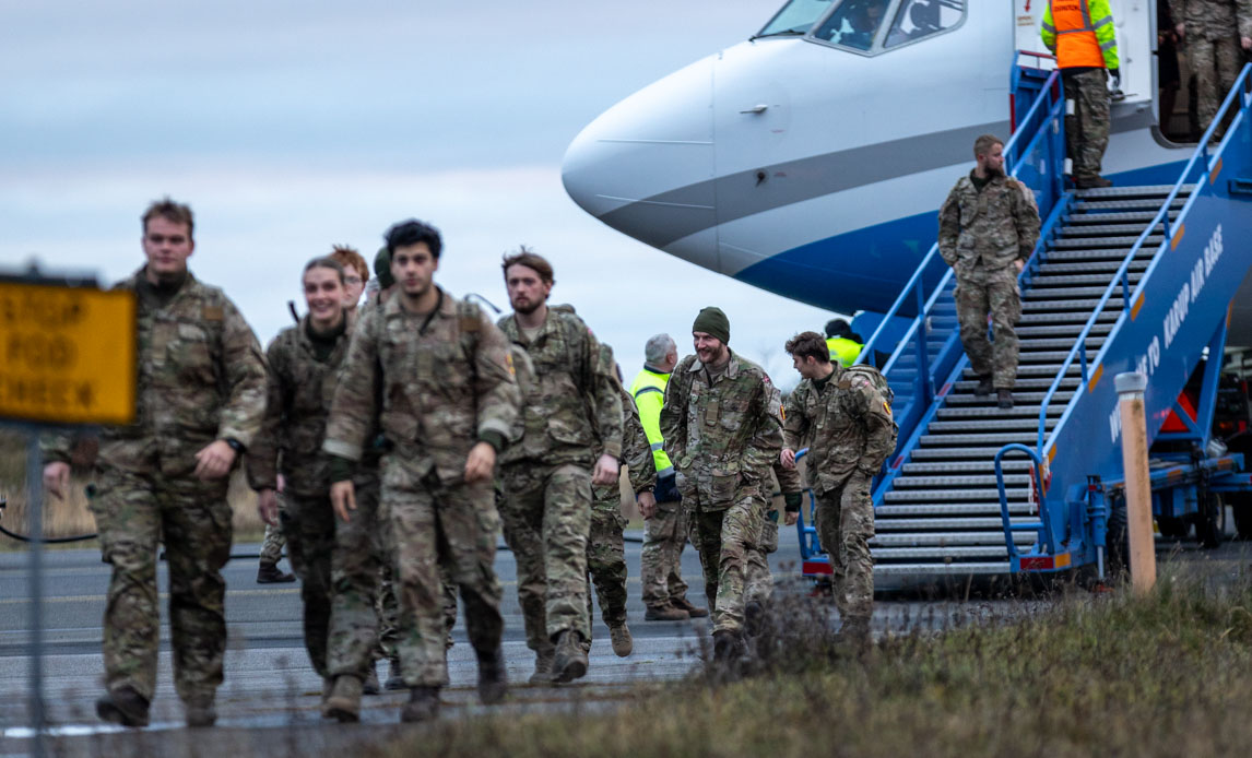 Soldater på vej ud af flyvemaskine i Karup