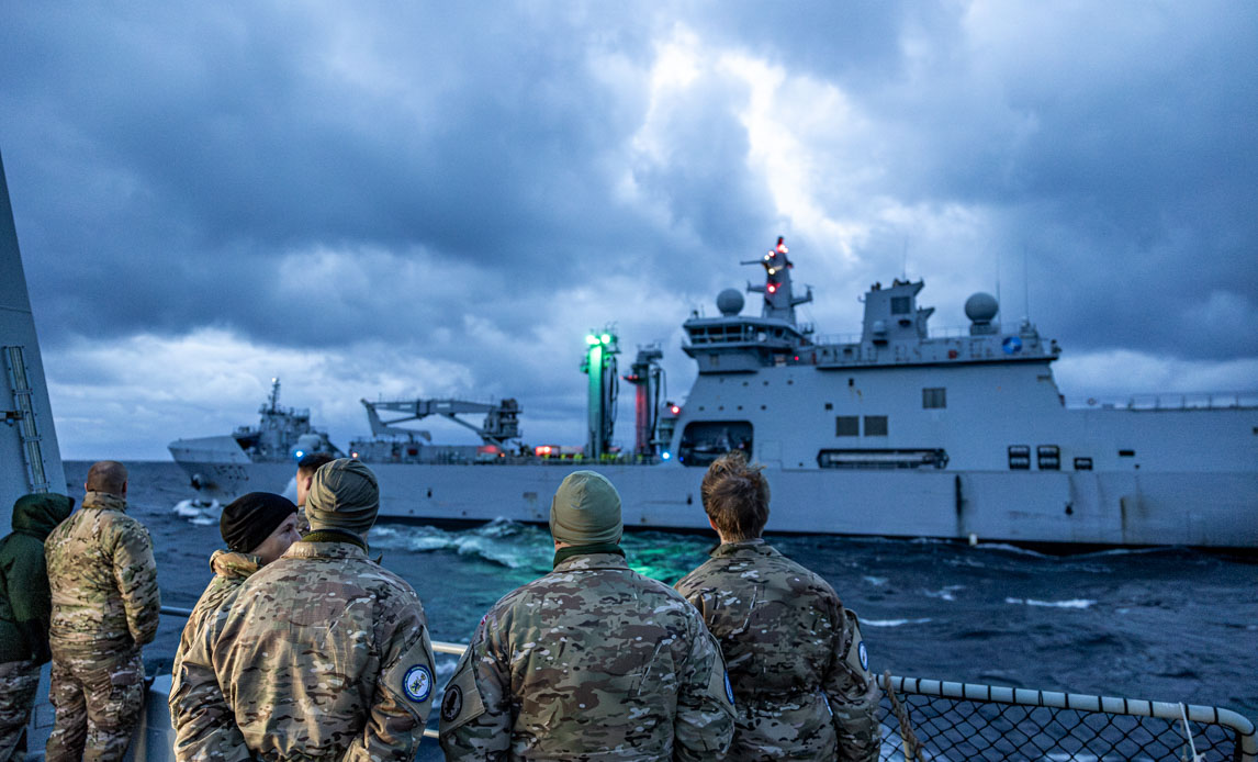 Det norske logistikfartøj Maud forsyner Absalon med brændstof. Manøvren kaldes  Replenishment at Sea (RAS)