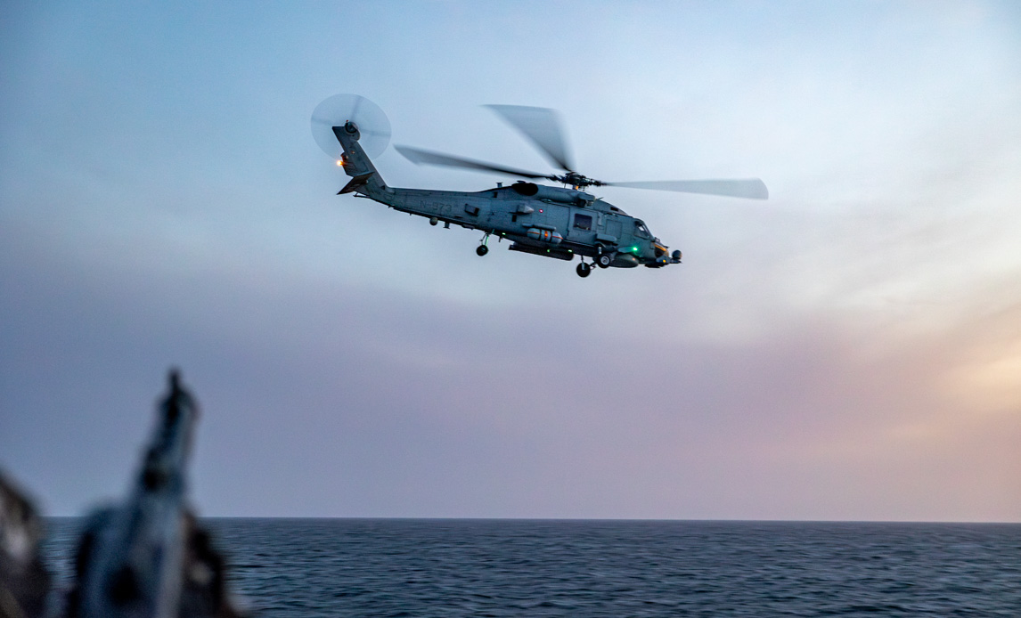 Niels Juels helikopter flyver ud i håb om at identificere de fjendtlige fartøjer fra SNMG1