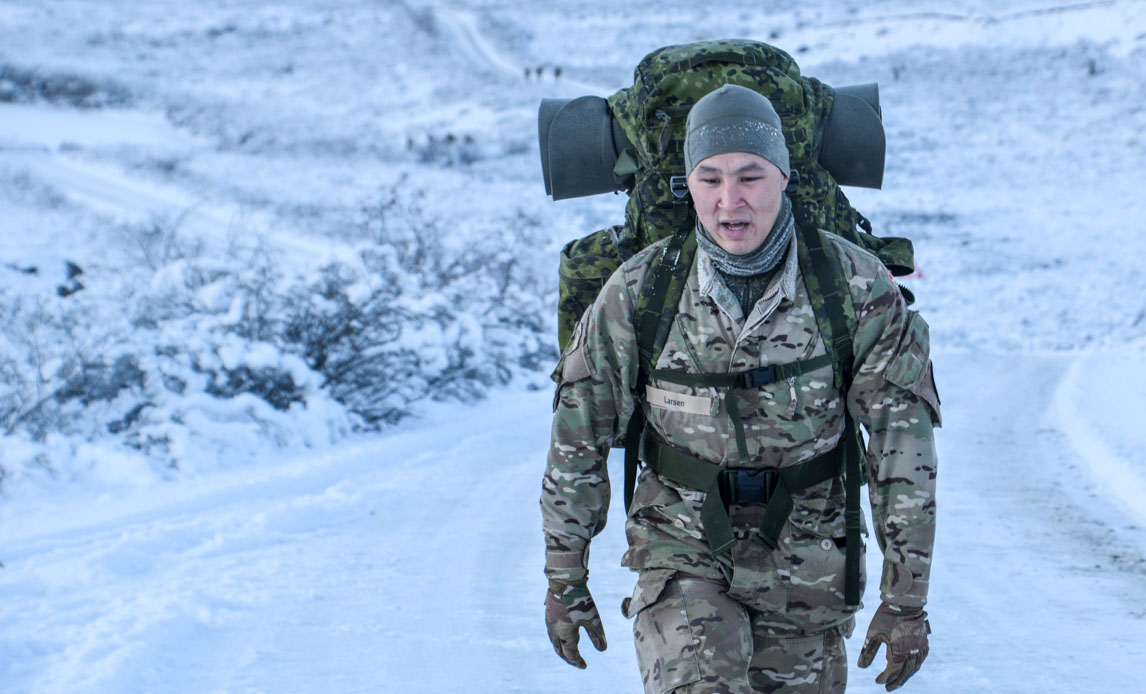 elev fra arktisk basisuddannelse på march i sneen