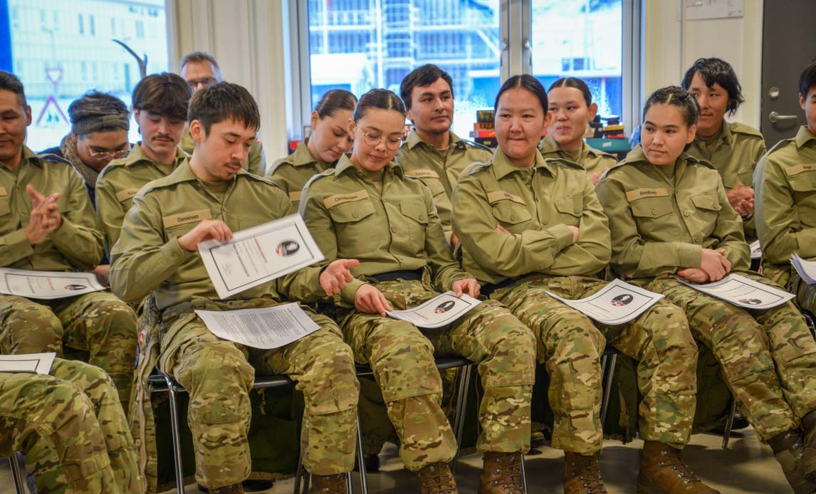 elever fra arktisk basisudannelse modtager deres diplomer