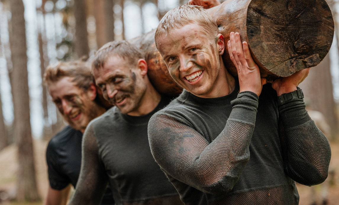 soldater bærer træstamme