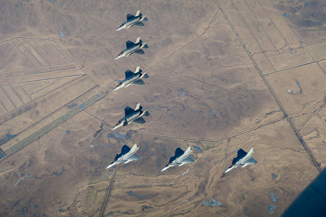 Danske F-35 og svenske Gripen i formation over Island