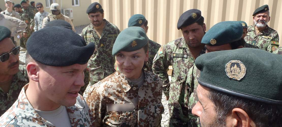 Danske instruktører med afghanske soldater i Camp Shorabak, der er nabo til Camp Bastion.