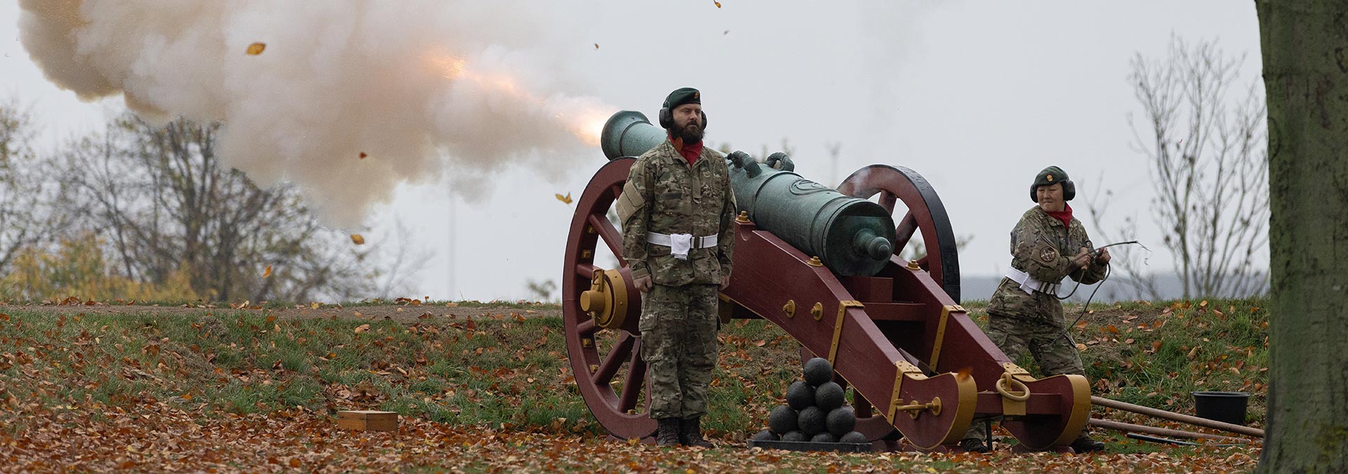 Salutering med kanon i Prinsessens Bastion i anledning af Kastellets 360 års fødselsdag.