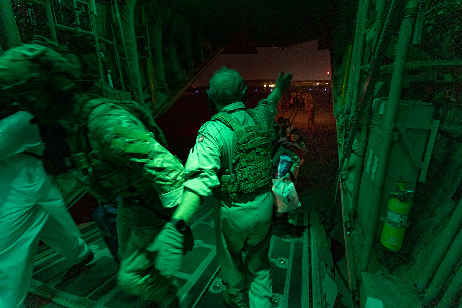 Foto fra evakueringen af afghanere, der har samarbejdet med danske myndigheder, fra Kabul i Afghanistan til Islamabad i Pakistan. Evakueringen foregik i et Hercules-taktisk-transportfly.