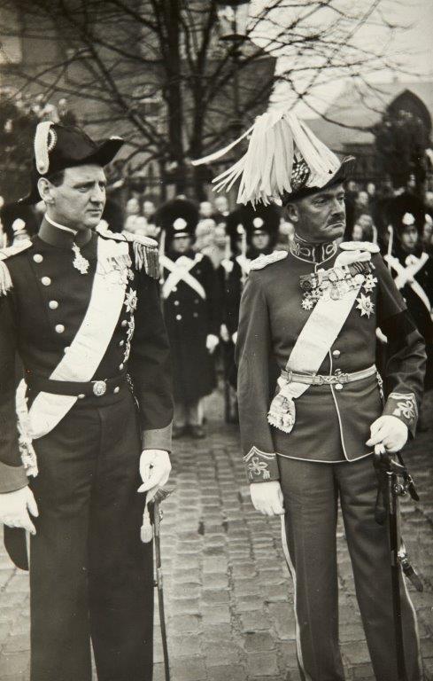 Prins Aage med ordensspændet ved hans fars, Prins Valdemar, bisættelse i januar 1939.