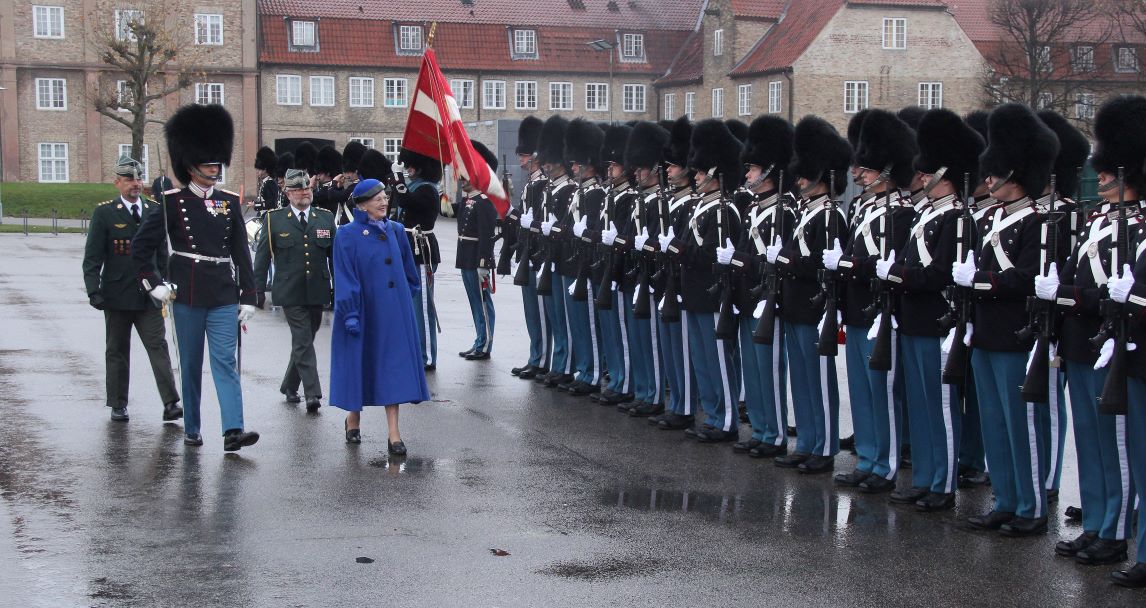 Hendes Majestæt Dronningen inspicerer paradestyrken under Dronningeparaden 2020 på Livgardens Kaserne i København