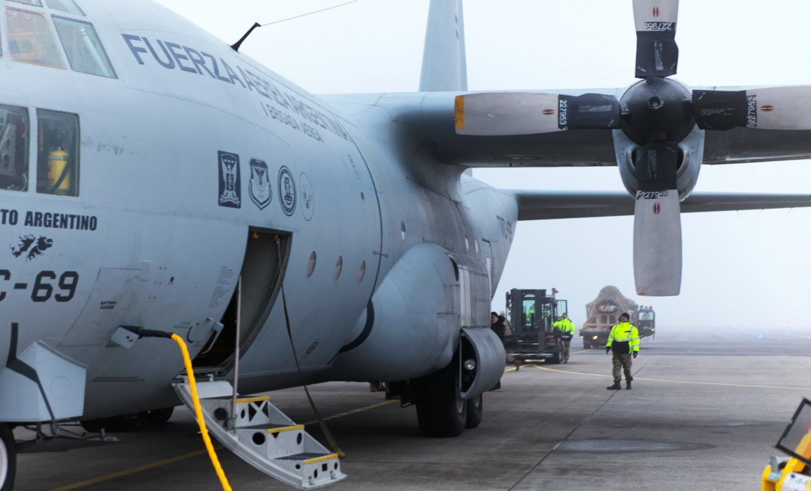 Første danske F-16 læsses på argentinsk transportfly.